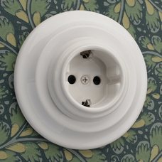 FND STIKKONTAKT SCHUKO MED PILLESIKRING PORCELÆN HVID